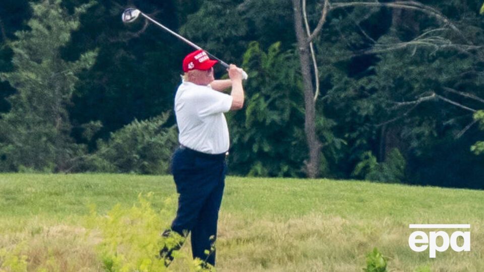 Расистский твит был доступен все время, пока Трамп играл в гольф