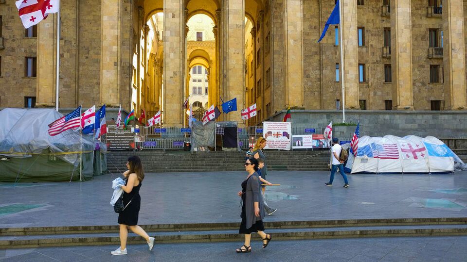 До внесення змін у виборчу систему 77 депутатів обирали за списками, 73 – від одномандатних округів