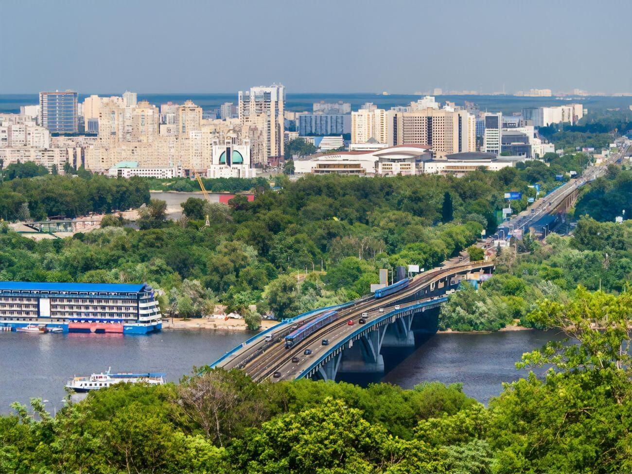 В пакете у мужчины был муляж бомбы, состоявший из земли, проводов, баллонов и пульта управления