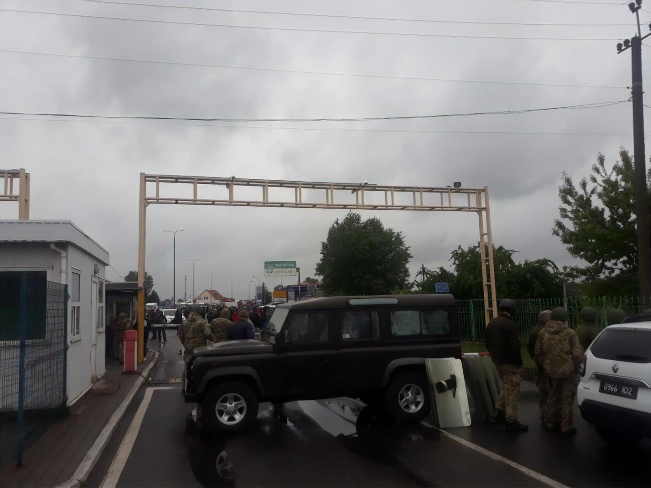 За даними Зеленського, серед скупчення машин на "Тисі" тільки п'ять мікроавтобусів належали ініціаторам блокування