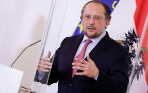 Шалленберг заявил, что Австрия хочет как можно скорее восстановить "полную свободу путешествий"