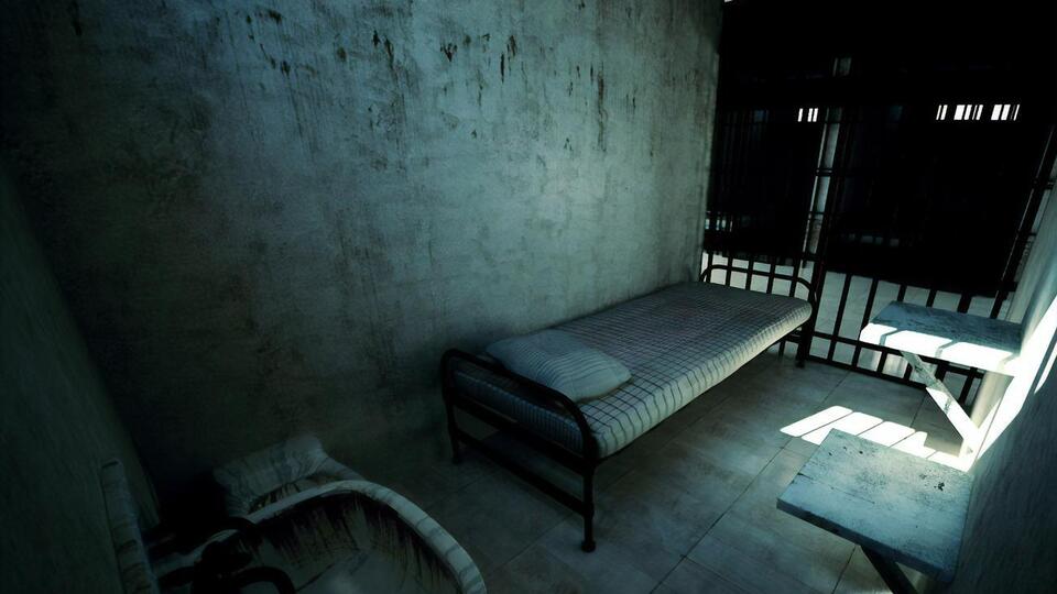 52-летний мужчина превратил подвал дома в тюремную камеру, а его родственники изображали сокамерников