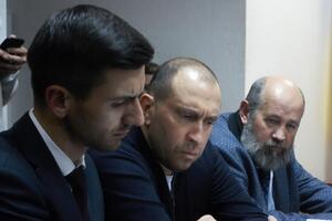 Альперина (в центре) подозревают в растаможивании импортируемых товаров по заниженным ценам