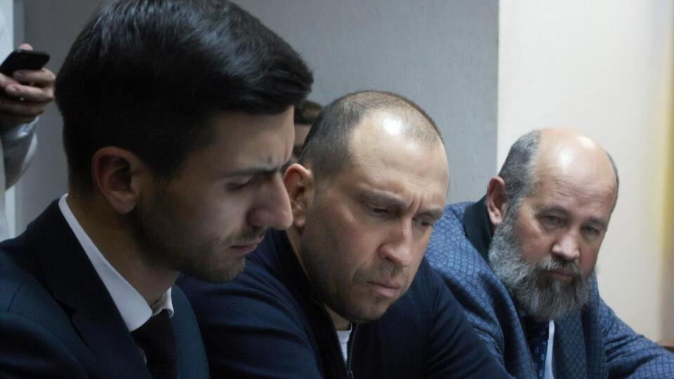 Альперіна (у центрі) підозрюють у розмитненні імпортованих товарів за заниженими цінами