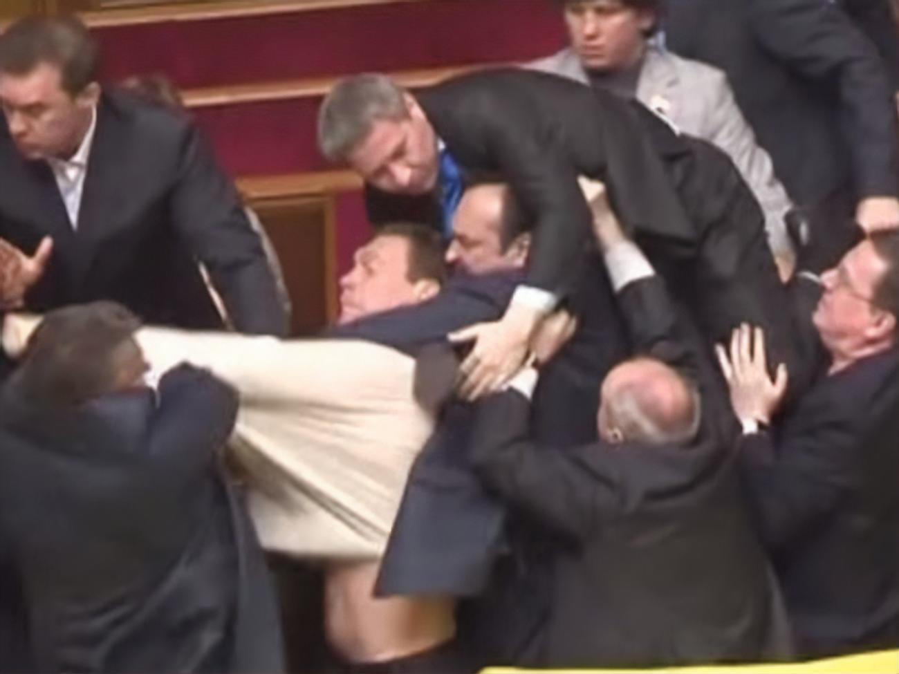 Театральный сезон в Бельгии рекламируют драками депутатов в Украине