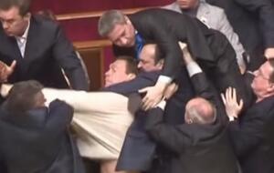 Театральний сезон у Бельгії рекламують бійками депутатів в Україні