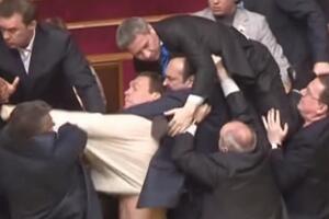 Театральный сезон в Бельгии рекламируют драками депутатов в Украине