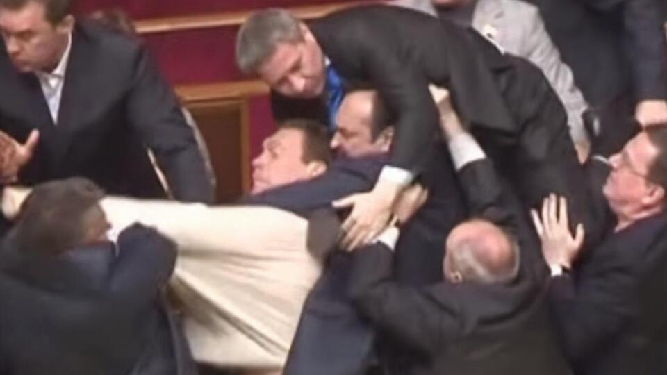 Театральний сезон у Бельгії рекламують бійками депутатів в Україні