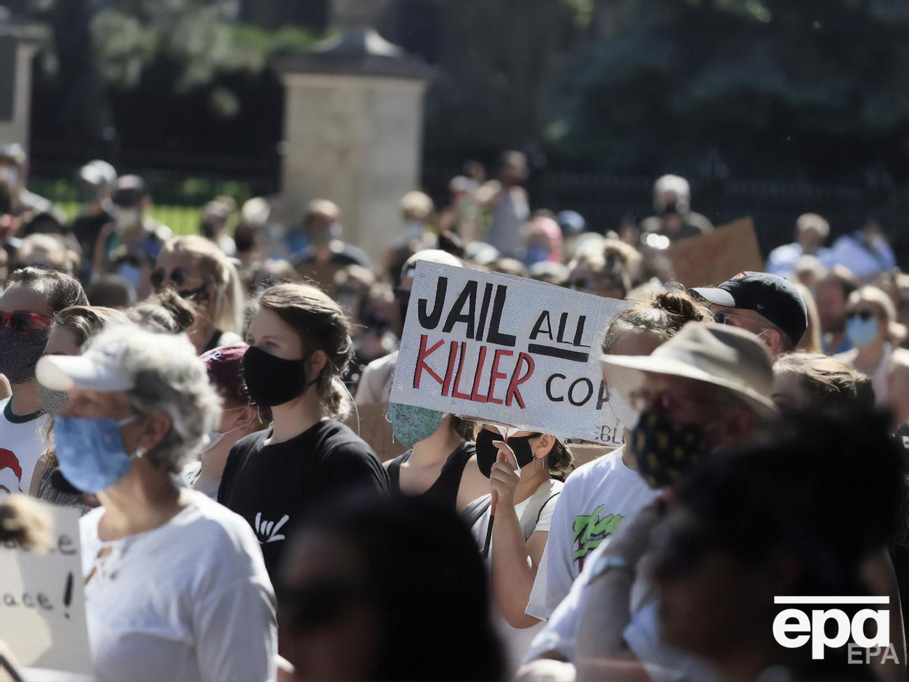 Протестующие в Миннеаполисе требуют ареста всех четырех участников задержания Флойда