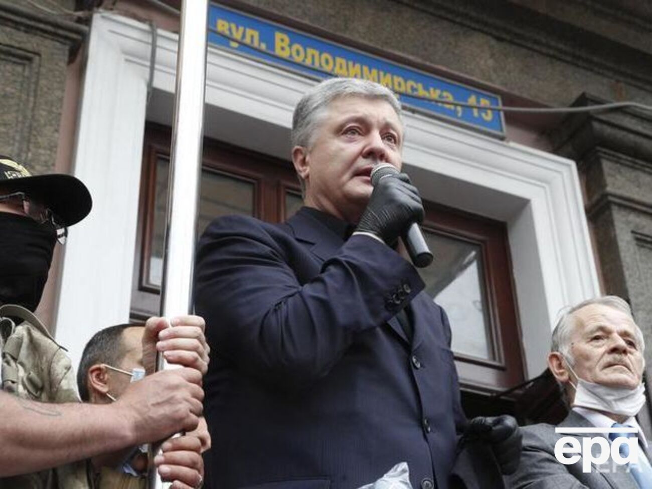 Адвокат Порошенко (на фото) заявил, что пятый президент вызовов на допрос не получал