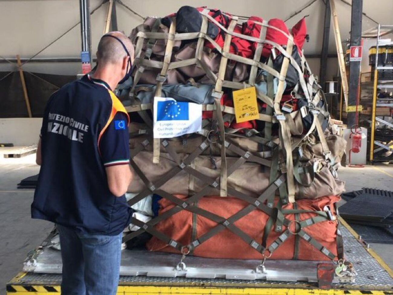 В Україну доправлено намети, водозабірні насоси, вежі-маяки й інші матеріали