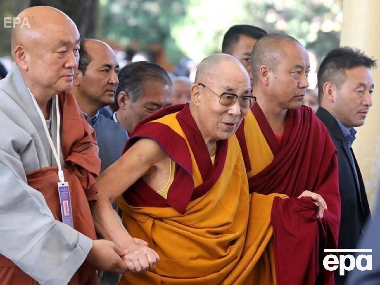 Далай-лама (на фото в центрі) сам виконав мантру