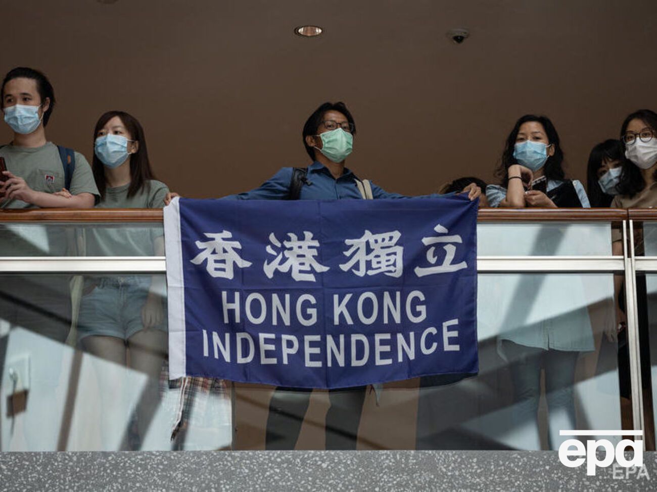 Продемократичні активісти сьогодні розгорнули банер "Незалежність Гонконгу" в одному з торговельних центрів міста