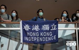 Продемократические активисты сегодня развернули баннер "Независимость Гонконга" в одном из торговых центров города