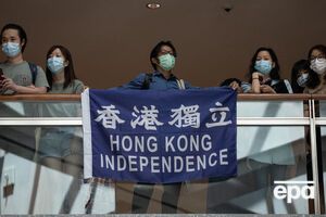 Продемократичні активісти сьогодні розгорнули банер "Незалежність Гонконгу" в одному з торговельних центрів міста
