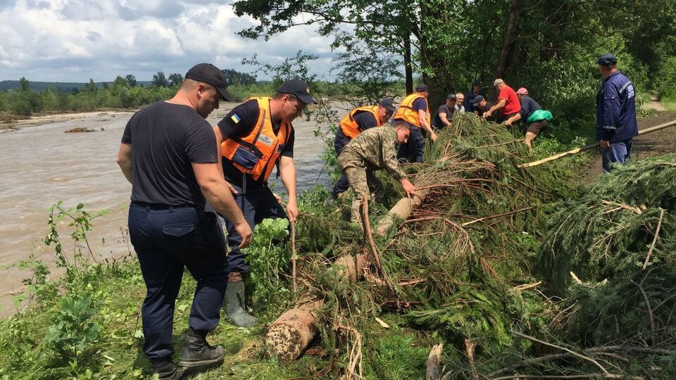 У Чернівцях унаслідок повені пошкоджено домогосподарства, автодороги, водоканал