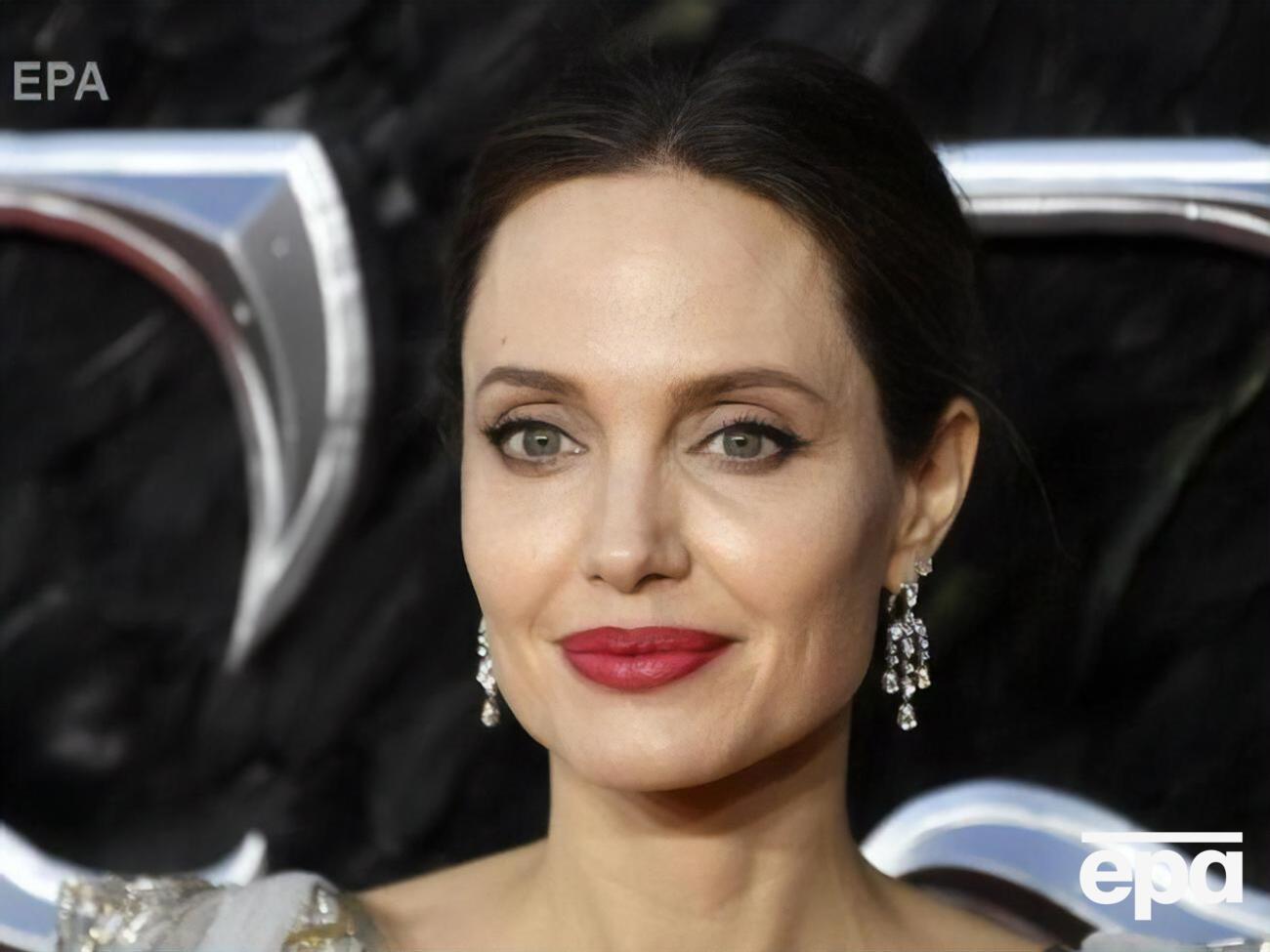 Джолі приховує особисте життя й віддає перевагу натякам