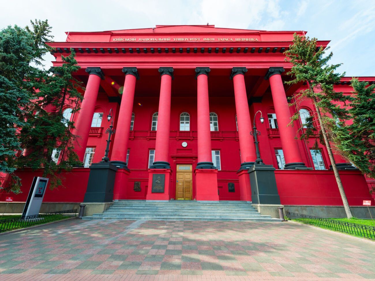 Полиция проводит обыски в красном корпусе КНУ