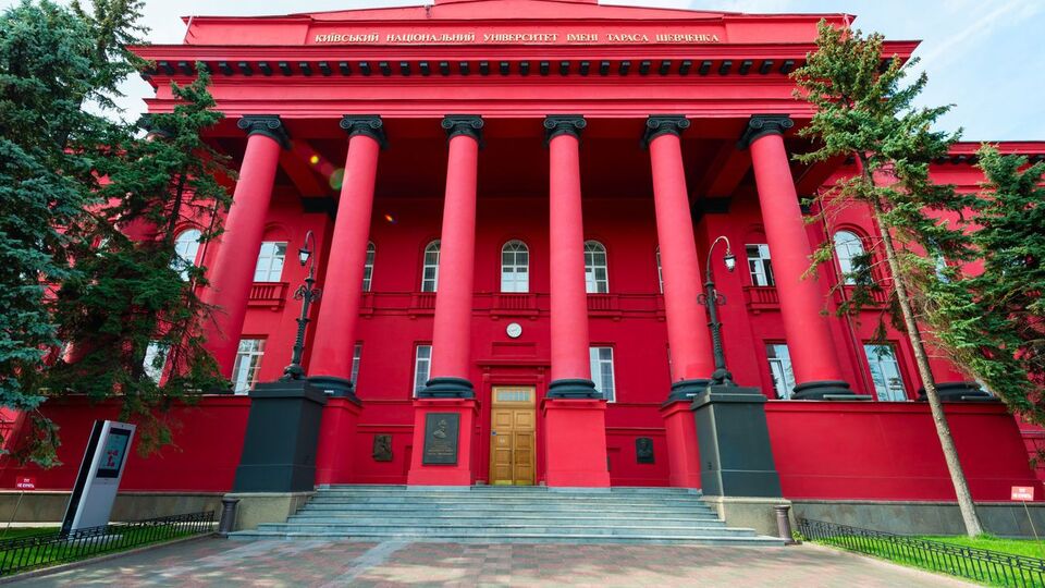Полиция проводит обыски в красном корпусе КНУ