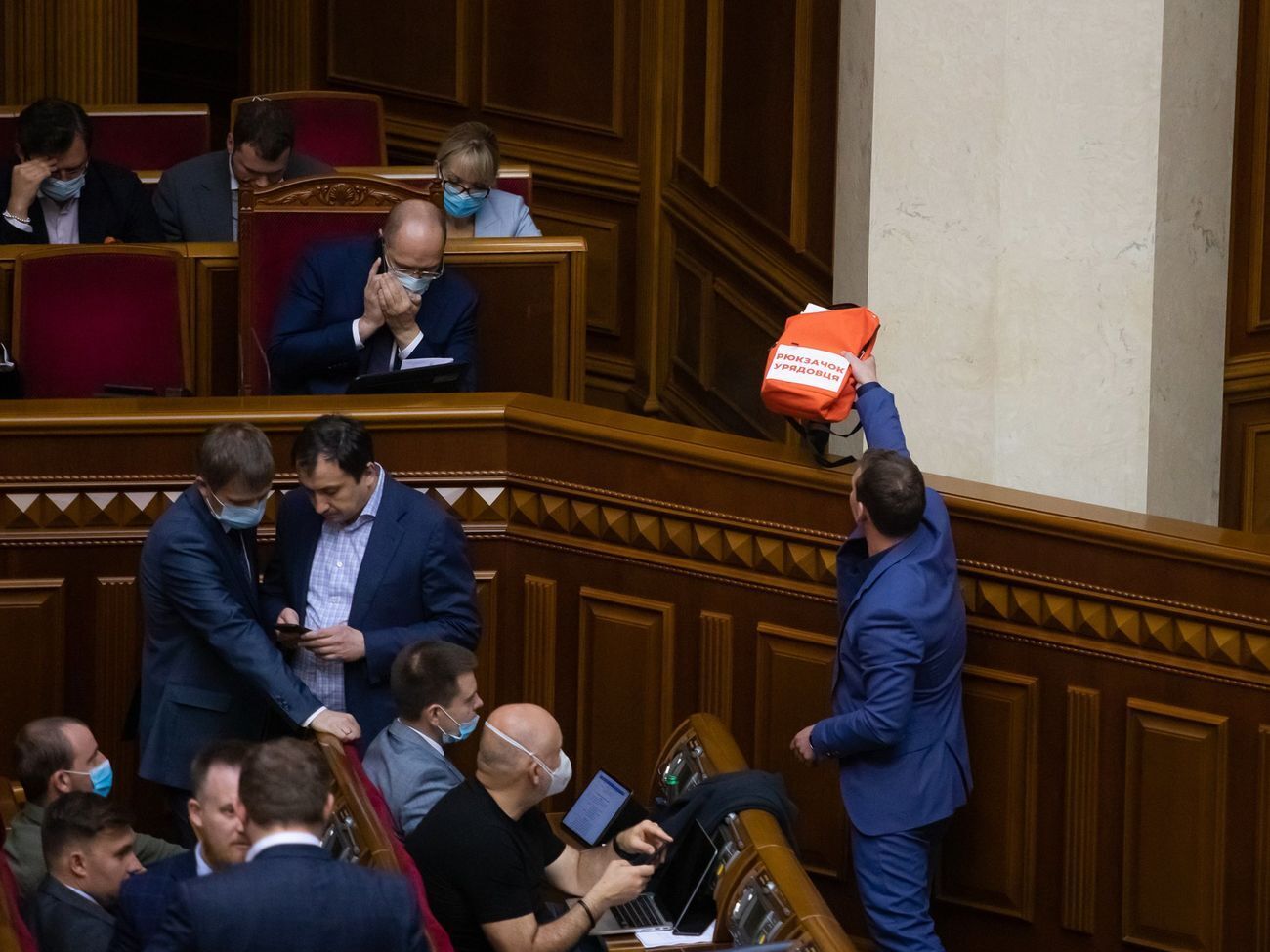 Железняк передал рюкзак правительству