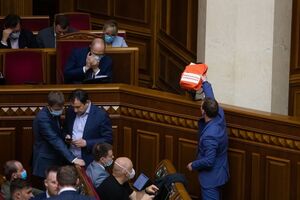 Железняк передав рюкзак уряду