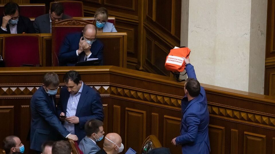 Железняк передав рюкзак уряду