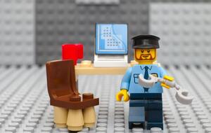 Рекламу приостановили для наборов с мини-фигурками полицейских, пожарных, преступников, автомобилей скорой помощи и других