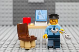 Рекламу приостановили для наборов с мини-фигурками полицейских, пожарных, преступников, автомобилей скорой помощи и других