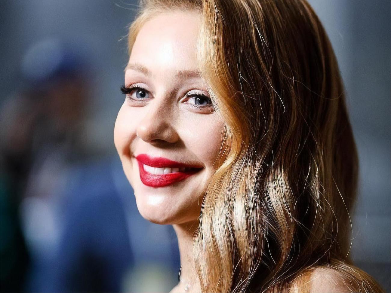 Тина Кароль приняла необычное положение для зарядки