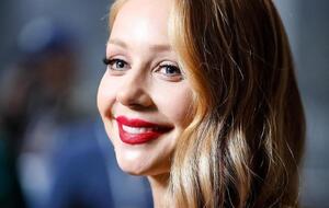 Тина Кароль приняла необычное положение для зарядки