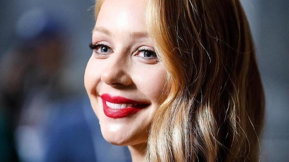 Тина Кароль приняла необычное положение для зарядки