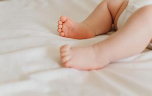 Лікарі "швидкої" констатували смерть однорічної дівчинки внаслідок закриття дихальних шляхів