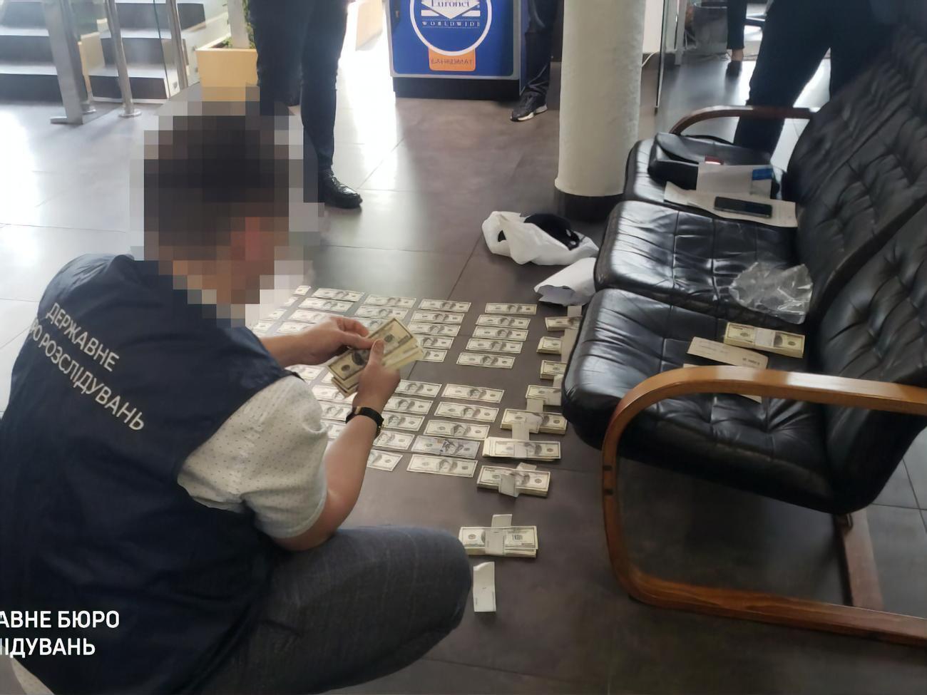 Прокурора задержали в помещении банка