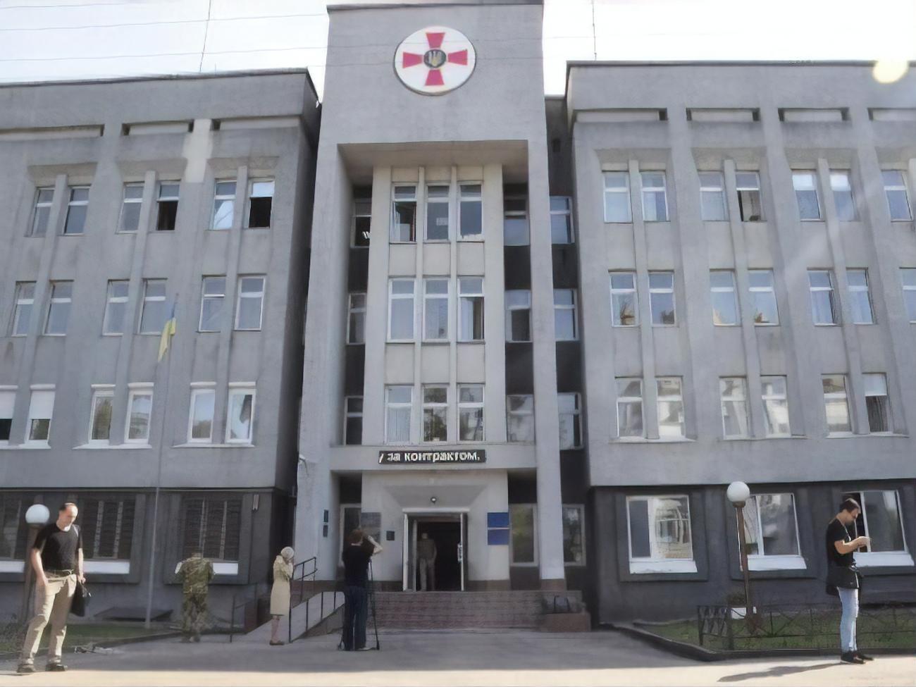 У Рівному обласний та міський військкомати ділять одну будівлю