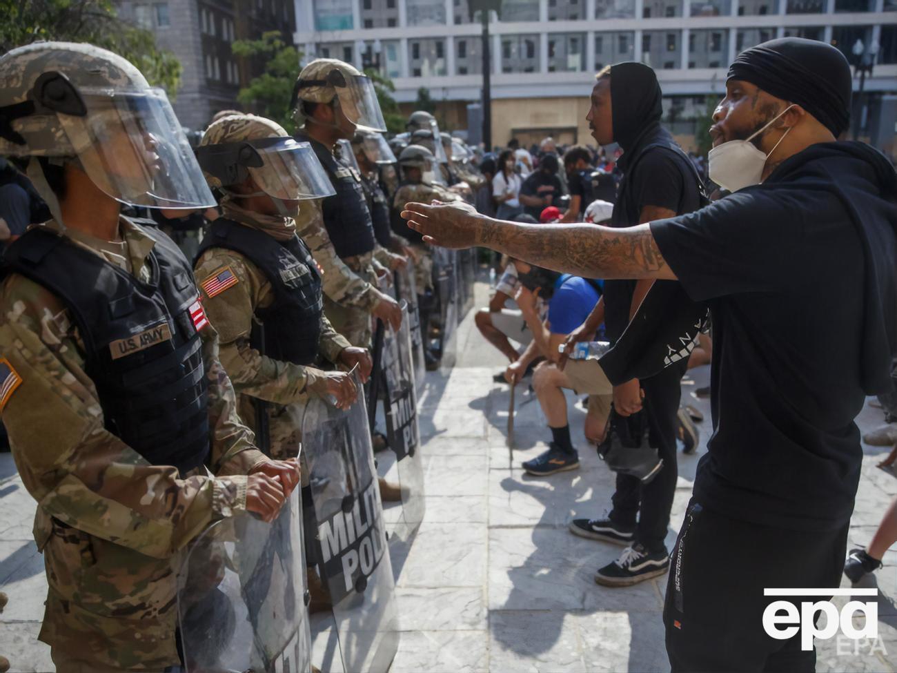 В США продолжаются протесты в связи с гибелью жителя Миннеаполиса в ходе задержания полицией