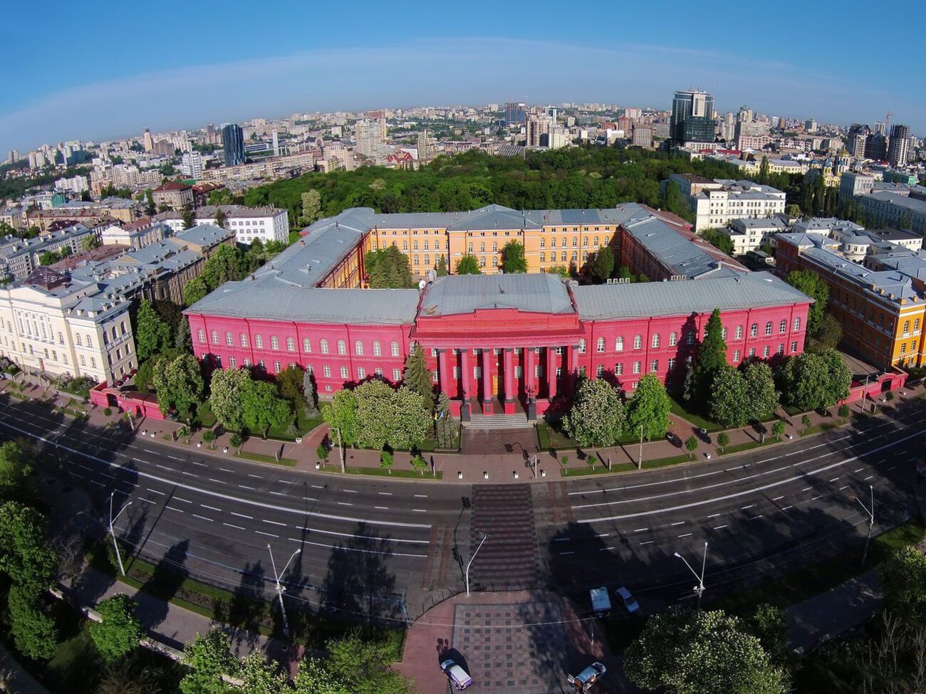 У червоний корпус Київського університету приходили з обшуками