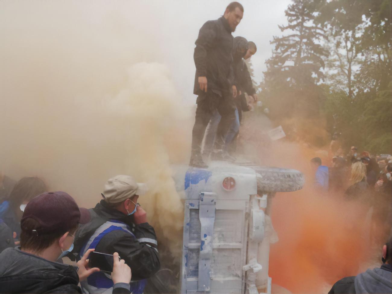 Поліція намагалася відігнати активістів від автомобіля