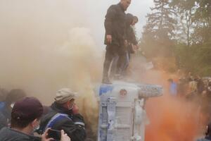 Поліція намагалася відігнати активістів від автомобіля