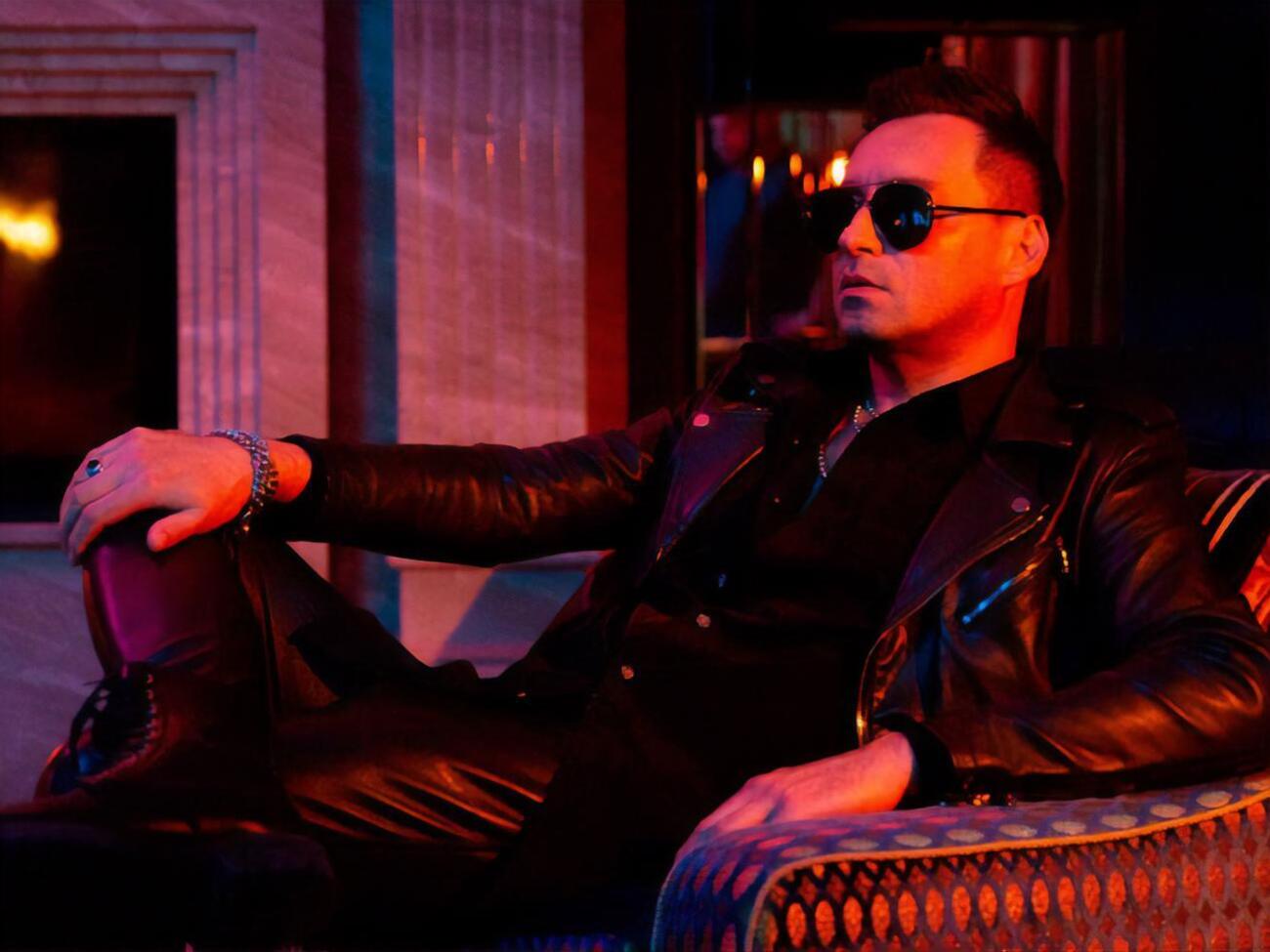 Відеоряд кліпу подано у приглушених тонах