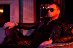 Відеоряд кліпу подано у приглушених тонах