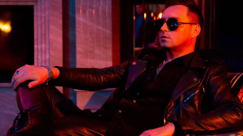 Відеоряд кліпу подано у приглушених тонах