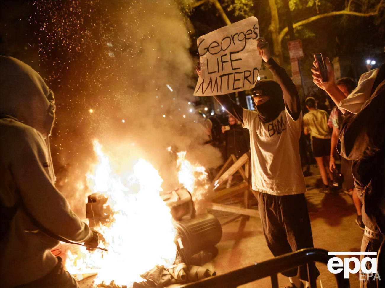 "Життя Джорджа важливе" &ndash; написано на плакаті протестувальника, який вийшов на акцію проти поліцейського свавілля після вбивства Джорджа Флойда