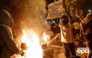 "Жизнь Джорджа важна" – написано на плакате протестующего, вышедшего на акцию против полицейского произвола после убийства Джорджа Флойда