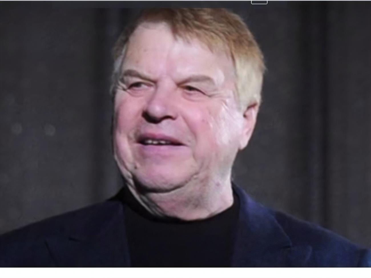 Кокшенов народився 1936 року в Москві