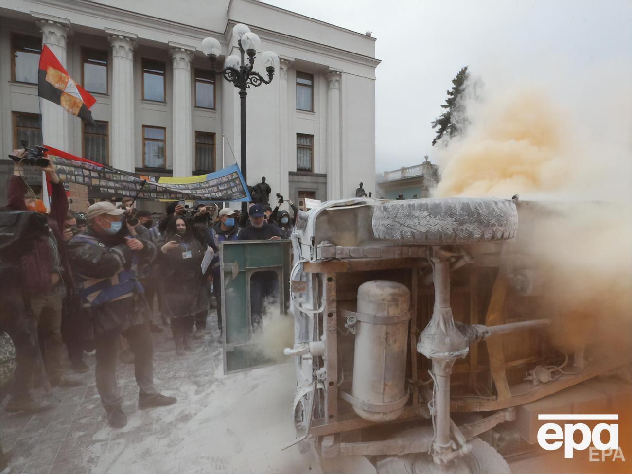 Фаєри і спалений міліцейський автомобіль. У центрі Києва вимагали відставки Авакова. Фоторепортаж