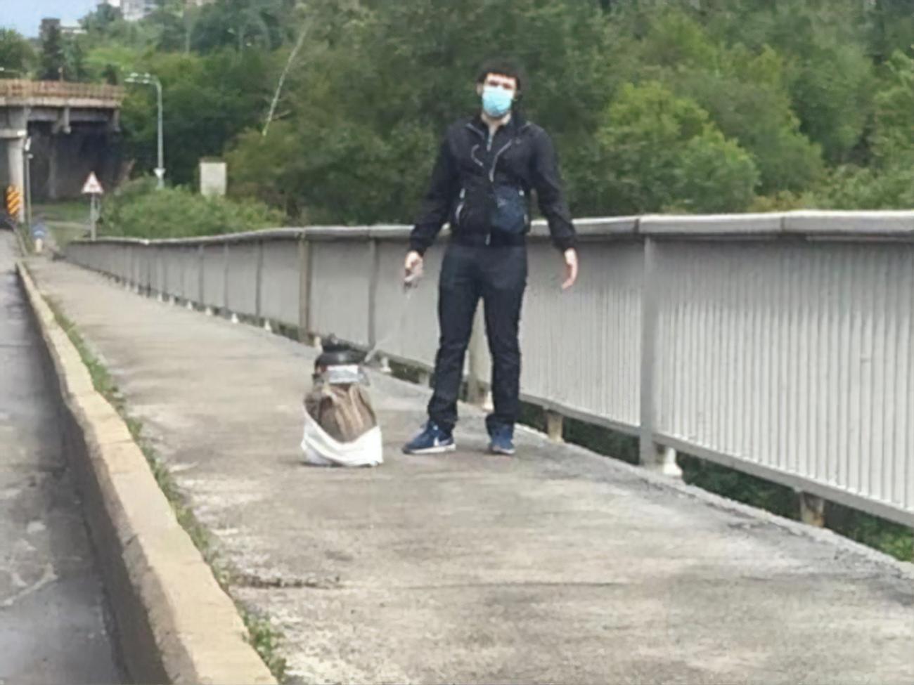 1 июня Ткаленко сообщил полиции, что находится на мосту Метро и собирается привести в действие взрывчатку