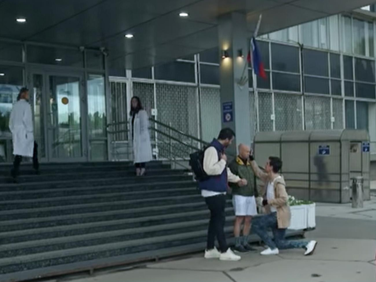 У ролику знялися Ургант, Хрустальов і Гудков