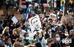 Гибель Джорджа Флойда спровоцировала массовые протесты в США и других странах (на фото акция против полицейского произвола в Эйндховене, состоявшаяся 6 июня)