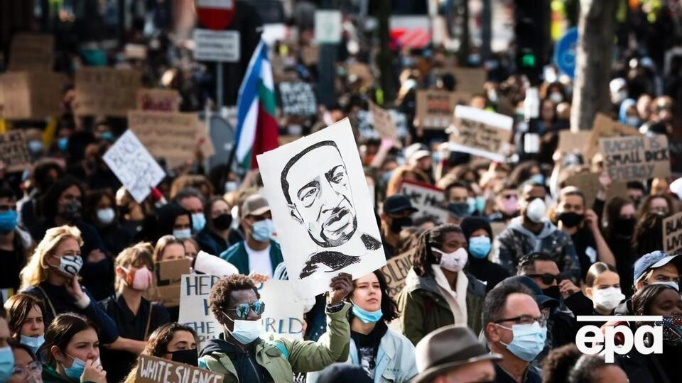 Гибель Джорджа Флойда спровоцировала массовые протесты в США и других странах (на фото акция против полицейского произвола в Эйндховене, состоявшаяся 6 июня)