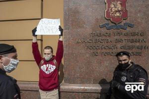 Десятки людей вимагали звільнити Азара